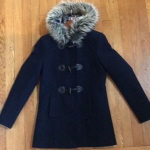 Coat with toggle closure.